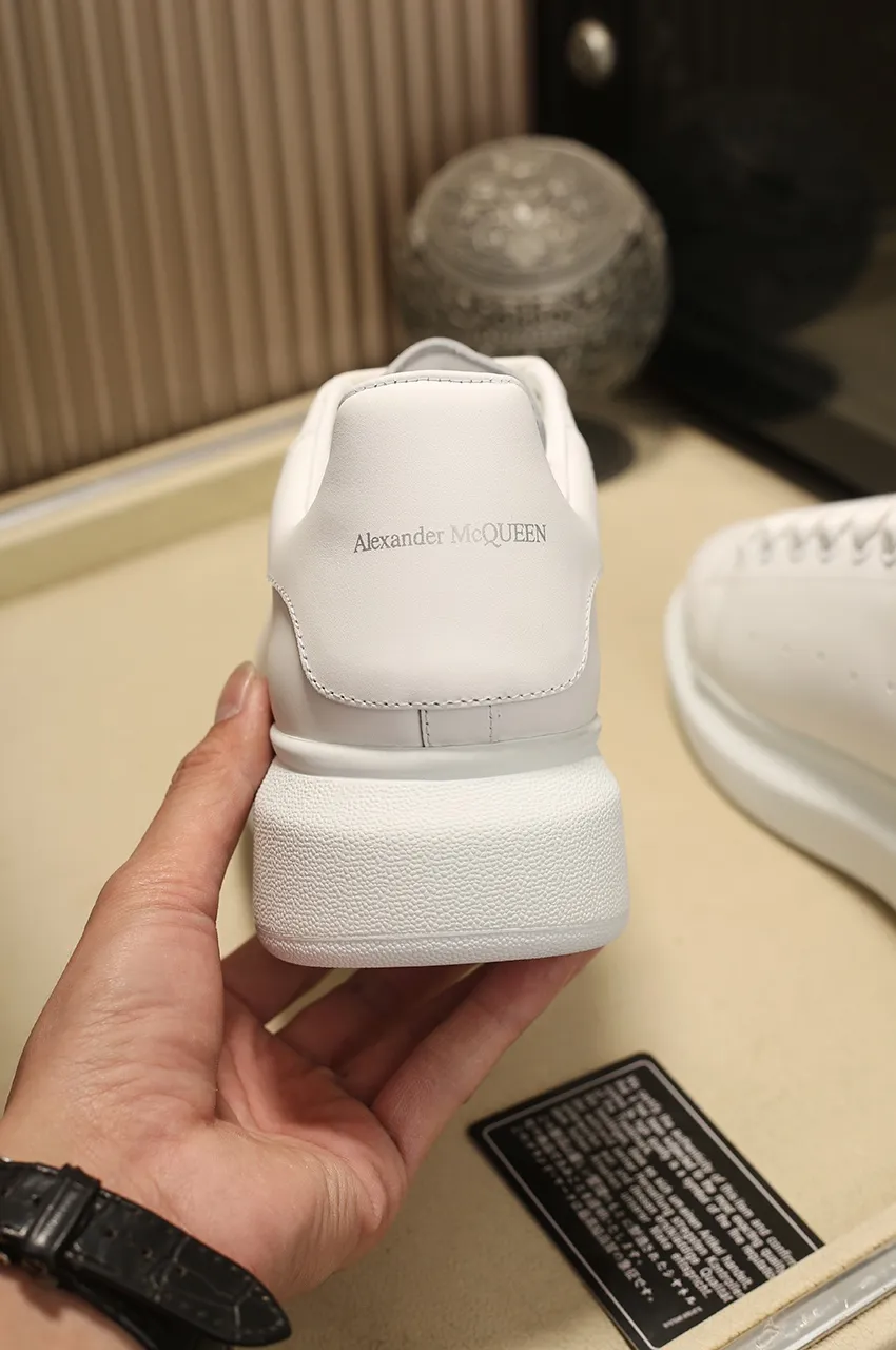 👟👟Ex-factory price 480👟👟 Men's size +10 High-quality upgraded version🔥Real shot of Alexander McQUEEN (McQueen)🎉The highest quality silk cowhide version on the market🎊, imported water-dyed sheepskin inside, counter 1:1 replica, star style T stage catwalk, a must-have for fashionistas , the original high-temperature and ultra-clear air compressor logo on the foot, absolutely counter-matched version, the arc of the back bag is truly genuine 0⃣️ difference, using an exclusive privately molded double-layer vacuum outsole, which is light on the foot and has excellent rebound! Running🏃✈️The first choice item for outdoor sports💅💅Trend and fashion coexist📣 Women’s style: 35-39, Men’s style: 39-44